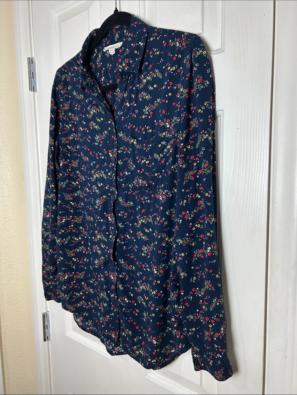 beachlunchlounge Navy Floral Button-Down Shirt Medium - Picture 4 of 11